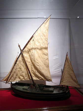 'Francisca'. Maqueta constru&iuml;da el 1954 per Jaume Puig Agut, un dels millors modelistes del segle XX, corresponent a la darrera barca de bou que va feinejar a la Costa Daurada. Museu Mar&iacute;tim de Barcelona
