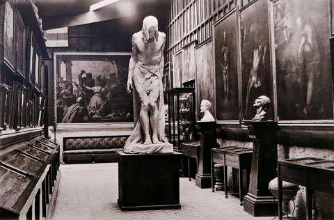 Sala de pintura i escultura del Museu d'Arqueologia emplaçat al monestir de Sant Pere de Galligants. S'hi identifiquen escultures de Miquel Blay. Girona. Ca. 1915