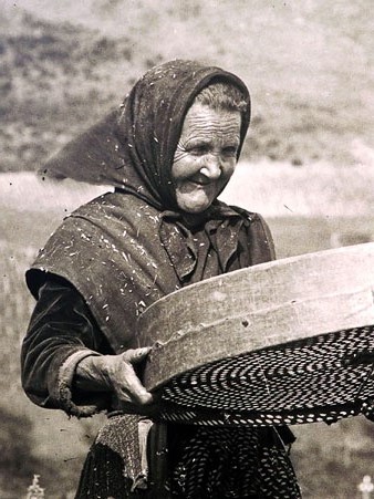 Detall de 'Dues pageses garbellant blat al poble de la Roca, a la Vall de Camprodon, Vilallonga de Ter. 1911-1914