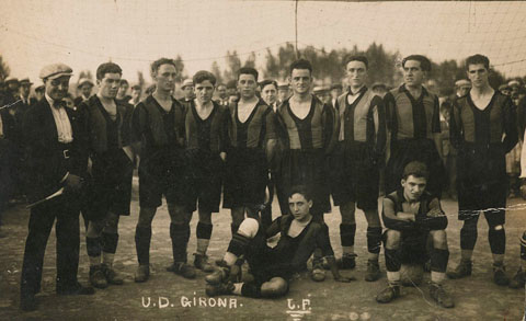 Retrat de grup de l'equip de la Unió Deportiva Girona al Camp de futbol de Vista Alegre de Girona. S'identifiquen, drets, d'esquerra a dreta: Gibert (amb gorra), Bosch, Carreras, Fàbregas, Alvarez, Viñas, Poch i Pons. Asseguts Feliu. 1925