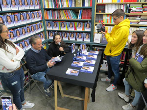 Presentaci&oacute; de 'Sonr&iacute;e aunque te cueste' d'&Agrave;ngela M&aacute;rmol a la llibreria Geli