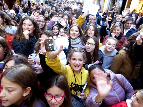 Presentaci&oacute; de 'Sonr&iacute;e aunque te cueste' d'&Agrave;ngela M&aacute;rmol a la llibreria Geli