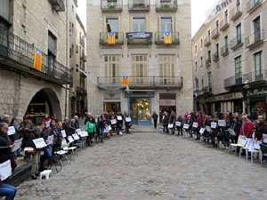 Flash mob en suport a Julian Assange a la plaça del Vi