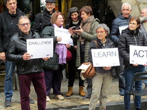 Flash mob en suport a Julian Assange a la plaça del Vi