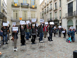 Flash mob en suport a Julian Assange a la plaça del Vi