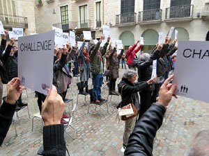 Flash mob en suport a Julian Assange a la plaça del Vi