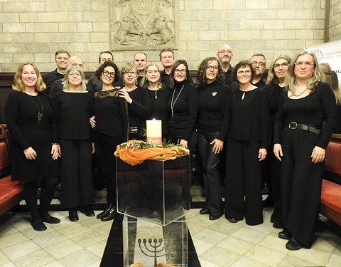 Foto de grup del Cor Ciutat de Mataró al final de l'acte