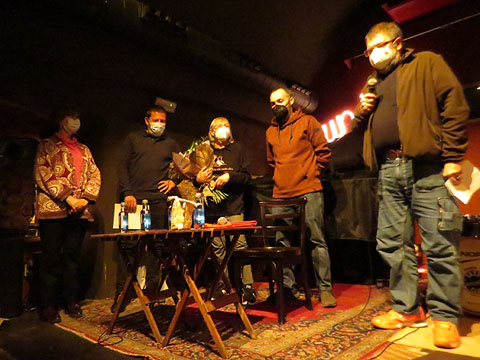 Lliurament del premi a la llibreria Etc&egrave;tera