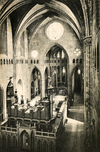 Nau de la Catedral de Girona. En primer terme, l'orgue i el cadirat de cor. 1906