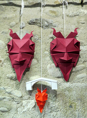 Caps de dimoni fets amb la tècnica de l'Origami i el retallable del Pont del Dimoni