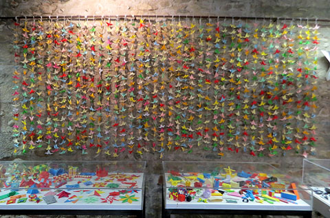 Senbazuru, conjunt de mil grues d'Origami unides per fils, fetes per Jordi Pericot