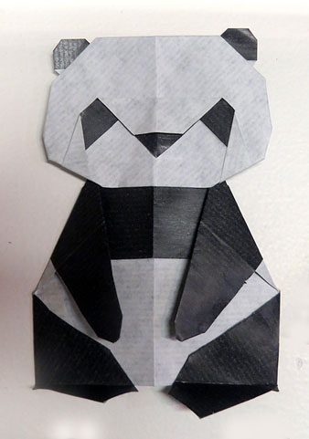 Figura feta amb paper bicolor, blanc per un costat i negre per l'altre