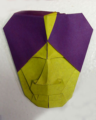 Figura feta amb paper bicolor, groc per un costat i lila per l'altre