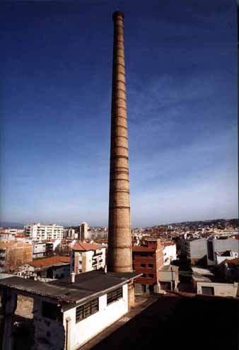 La xemenia de les Ind&uacute;stries Qu&iacute;miques i Tart&agrave;riques, salvada de l'enderrocament. 2001