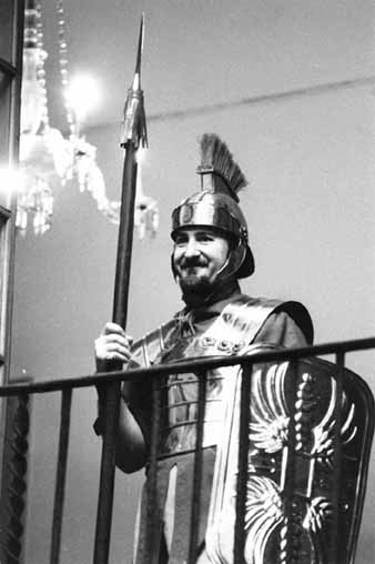 Joan Cortés vestit de Manaia al Castrum de Sant Lluc. 1984