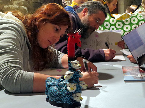 Quim Bou i Emma Pumarola signant exemplars durant la presentaci&oacute;