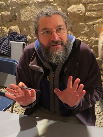 Quim Bou, autor de les il&middot;lustracions, durant la signatura d'exemplars