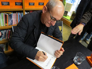 Presentaci&oacute; de 'Cocottes, cazuelas y cacerolas' de Paco P&eacute;rez i Salvador Garcia-Arb&oacute;s amb Abraham Simon, a la Llibreria Geli