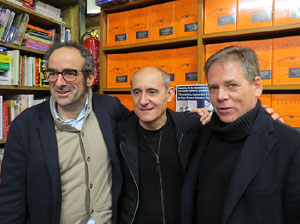 Presentaci&oacute; de 'Cocottes, cazuelas y cacerolas' de Paco P&eacute;rez i Salvador Garcia-Arb&oacute;s amb Abraham Simon, a la Llibreria Geli