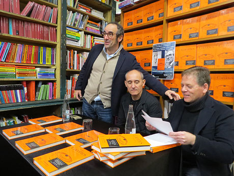 Presentaci&oacute; de 'Cocottes, cazuelas y cacerolas' de Paco P&eacute;rez i Salvador Garcia-Arb&oacute;s amb Abraham Simon, a la Llibreria Geli