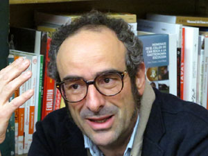 Presentaci&oacute; de 'Cocottes, cazuelas y cacerolas' de Paco P&eacute;rez i Salvador Garcia-Arb&oacute;s amb Abraham Simon, a la Llibreria Geli