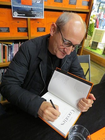 Paco Pérez signant exemplars del llibre