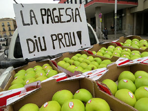 Protesta dels pagesos gironins amb una tractorada pel centre de la ciutat