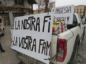 Protesta dels pagesos gironins amb una tractorada pel centre de la ciutat