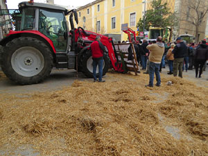 Protesta dels pagesos gironins amb una tractorada pel centre de la ciutat