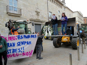 Protesta dels pagesos gironins amb una tractorada pel centre de la ciutat