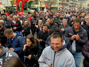 Protesta dels pagesos gironins amb una tractorada pel centre de la ciutat