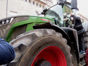 Protesta dels pagesos gironins amb una tractorada pel centre de la ciutat