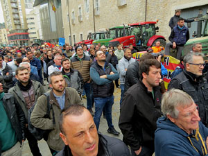Protesta dels pagesos gironins amb una tractorada pel centre de la ciutat