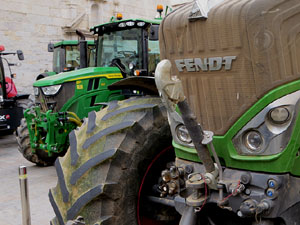 Protesta dels pagesos gironins amb una tractorada pel centre de la ciutat