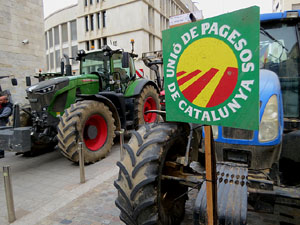 Protesta dels pagesos gironins amb una tractorada pel centre de la ciutat