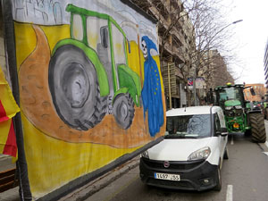 Protesta dels pagesos gironins amb una tractorada pel centre de la ciutat