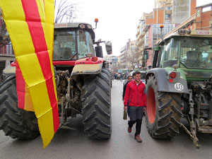 Protesta dels pagesos gironins amb una tractorada pel centre de la ciutat