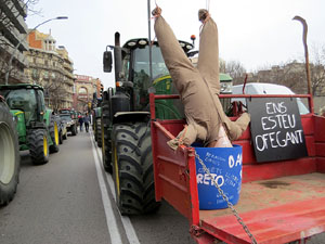 Protesta dels pagesos gironins amb una tractorada pel centre de la ciutat