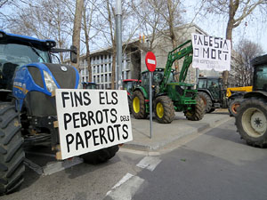 Protesta dels pagesos gironins amb una tractorada pel centre de la ciutat