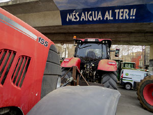 Protesta dels pagesos gironins amb una tractorada pel centre de la ciutat