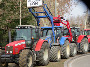 Protesta dels pagesos gironins amb una tractorada pel centre de la ciutat