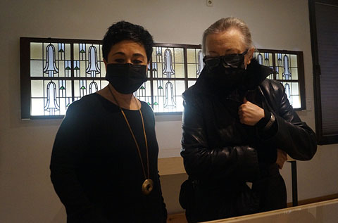 S&iacute;lvia Planas, directora del Museu i l'artista Roser Oliveras, contemplant una pe&ccedil;a de l'exposici&oacute;