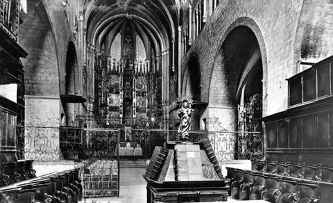 Nau, altar major i retaule de l'esgl&eacute;sia de Sant Feliu. En primer terme, el cor de l'esgl&eacute;sia. 1910