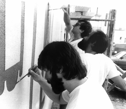 Santiago Roca Delpech Costa pintant el mural a la plaça de la Creu de Caldes de Malavella. 1987