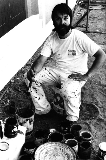 Santi Roca pintant un mural a Salt. 1988