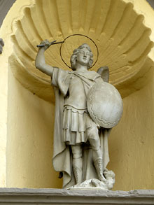 Detall de la fa&ccedil;ana de l'esgl&eacute;sia parroquial de Sant Miquel