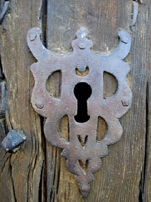 Detall de la porta de l'església de Sant Pere