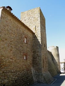 Muralles i torres de secció quadrada
