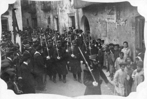 Homenatge fet el 26 de desembre de 1909 al doctor Francesc Rovira Sala, coronel i sacerdot de Sant Miquel de Campmajor, que protagonitzà una de les batalles més mítiques de la Guerra del Francès. La desfilada militar passa davant de la Pia Almoina, antiga Casa Consistorial de Banyoles