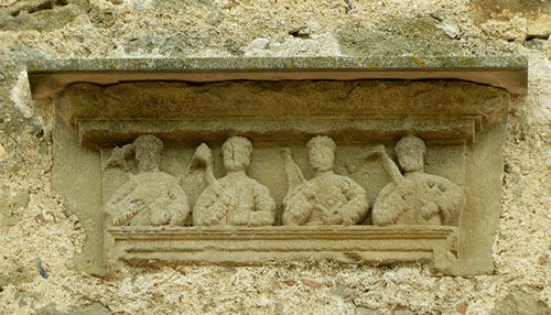 Detall de la fa&ccedil;ana de l'esgl&eacute;sia de Sant Juli&agrave; de Cor&ccedil;&agrave;